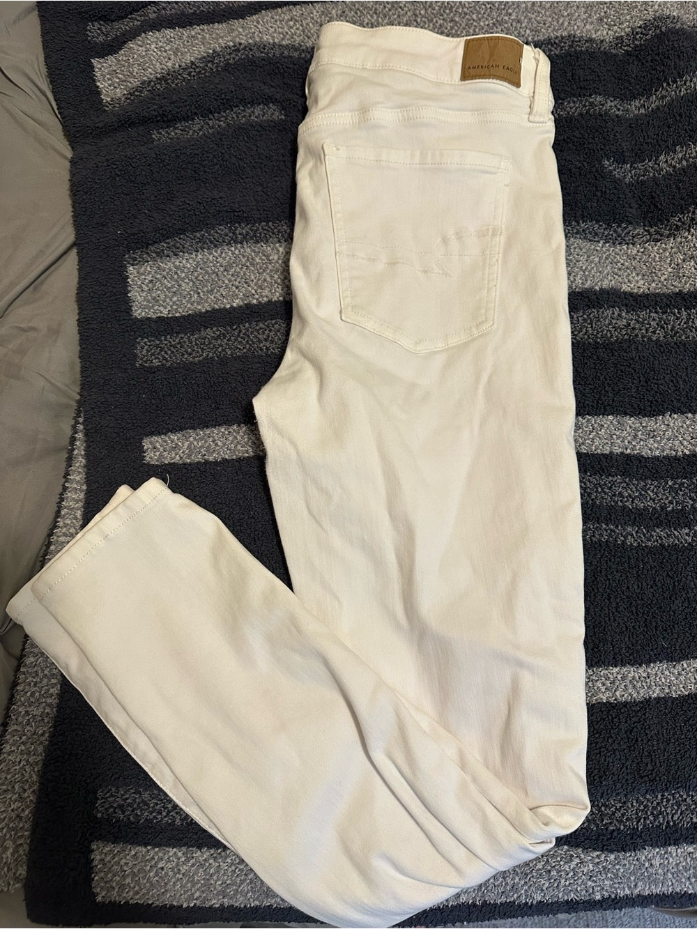 American Eagle Outfitters White Back-Pocket Jeans with Leather Patch
